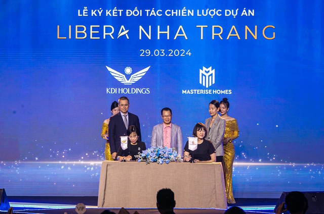 Lễ ký kết phát triển căn hộ Flex Home thuộc đô thị biển Libera Nha Trang giữa KDI Holdings và Masterise Homes  Ảnh: Libera Nha Trang